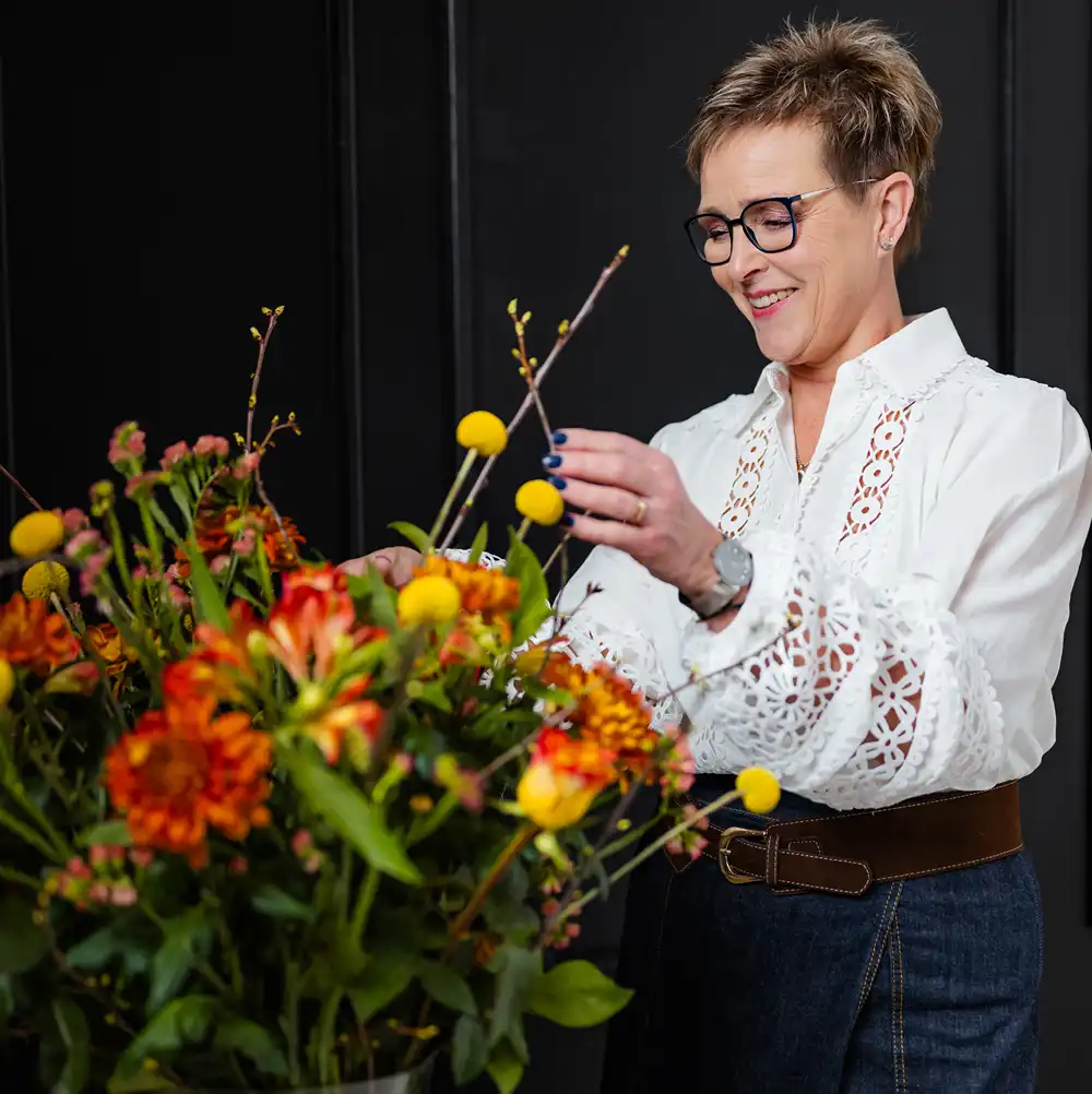 Tabitha schikt de bloemen