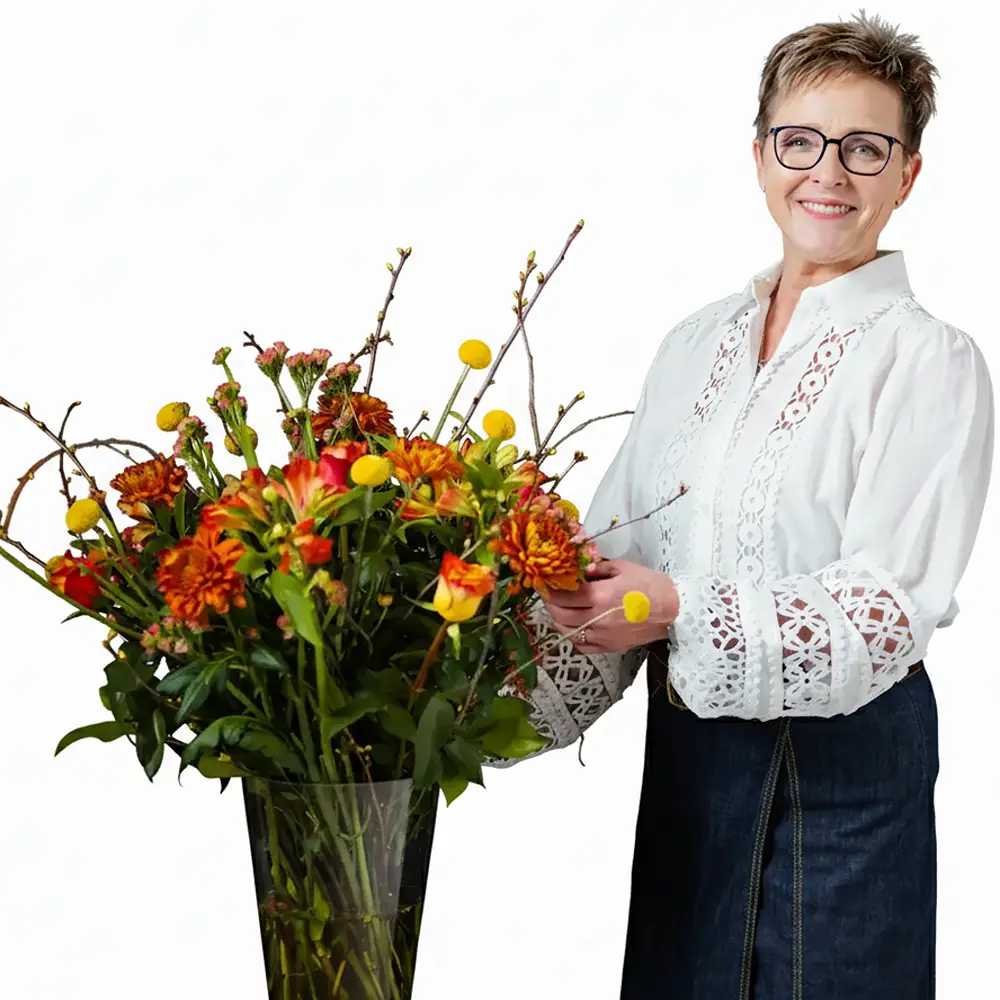 Tabitha Stegenga aan het bloemschikken