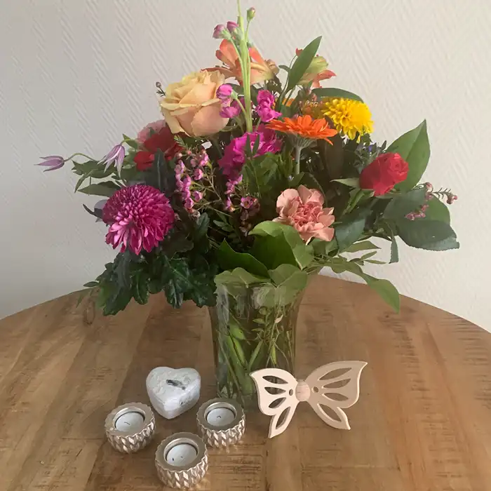 Bloemen op de kist met een vlinder